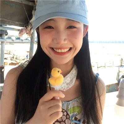 戴流苏耳环的少女